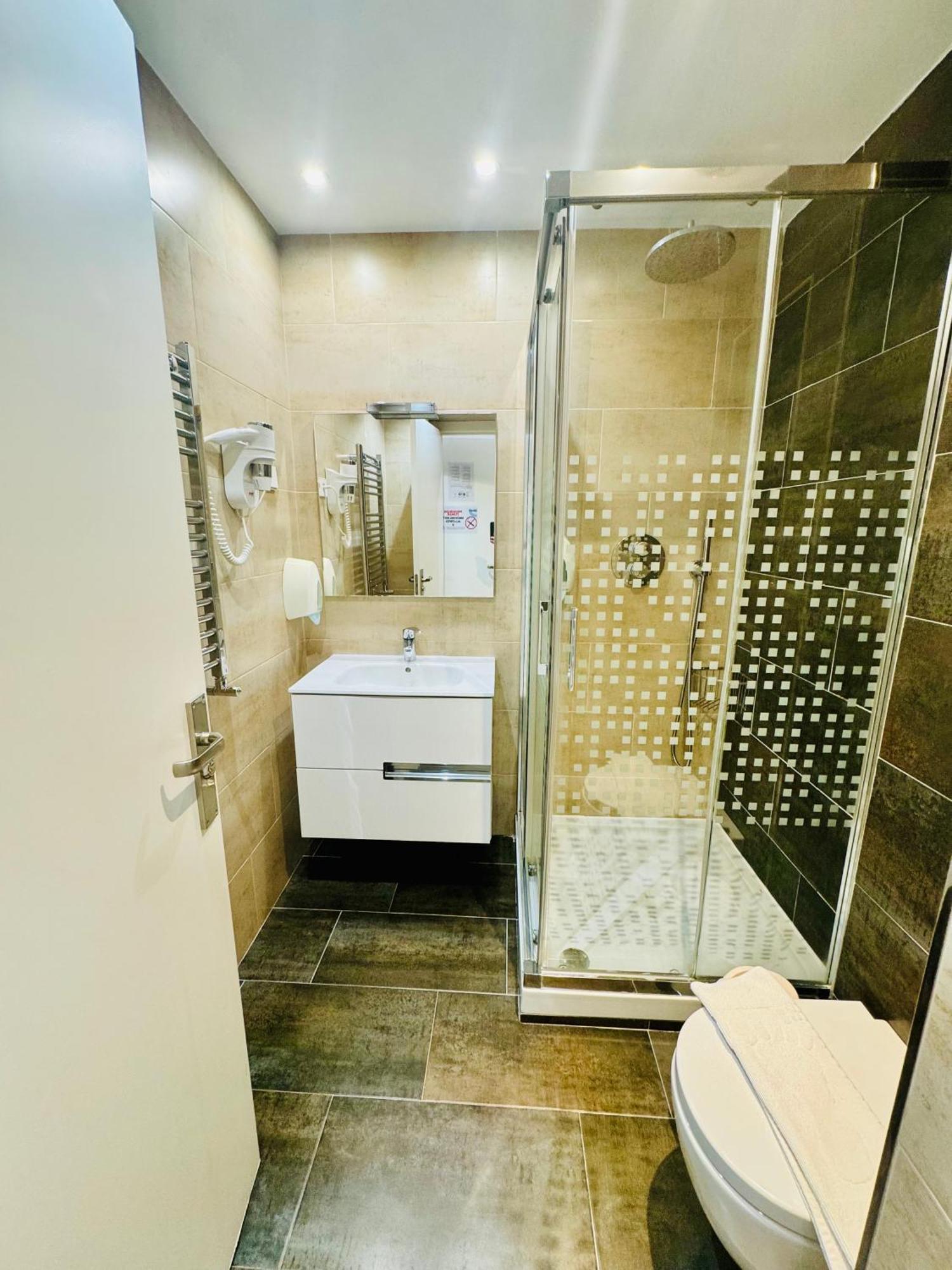 Apartamentos Apolo Madrid Extérieur photo